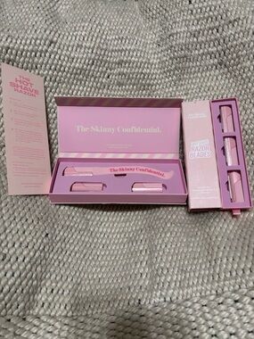 The Skinny Confidential dermaplane razor & 5 replacement blades. Great brand!